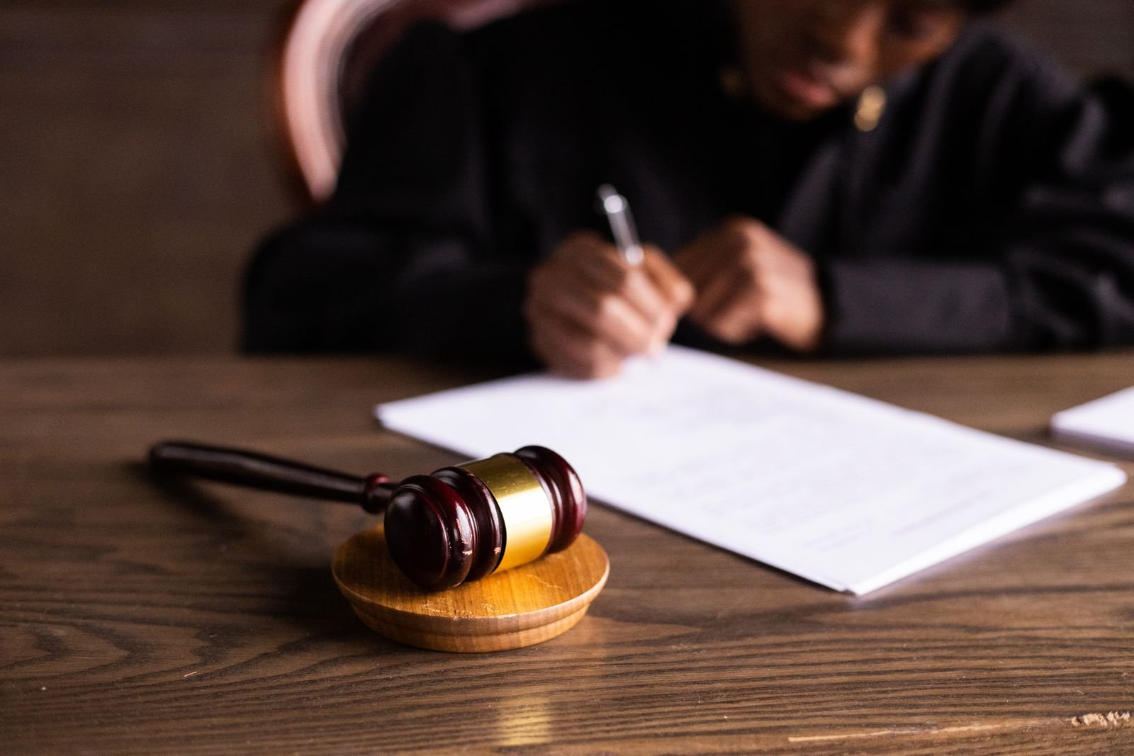 Documents juridiques et marteau de juge illustrant les obligations de conformité de l'AI Act