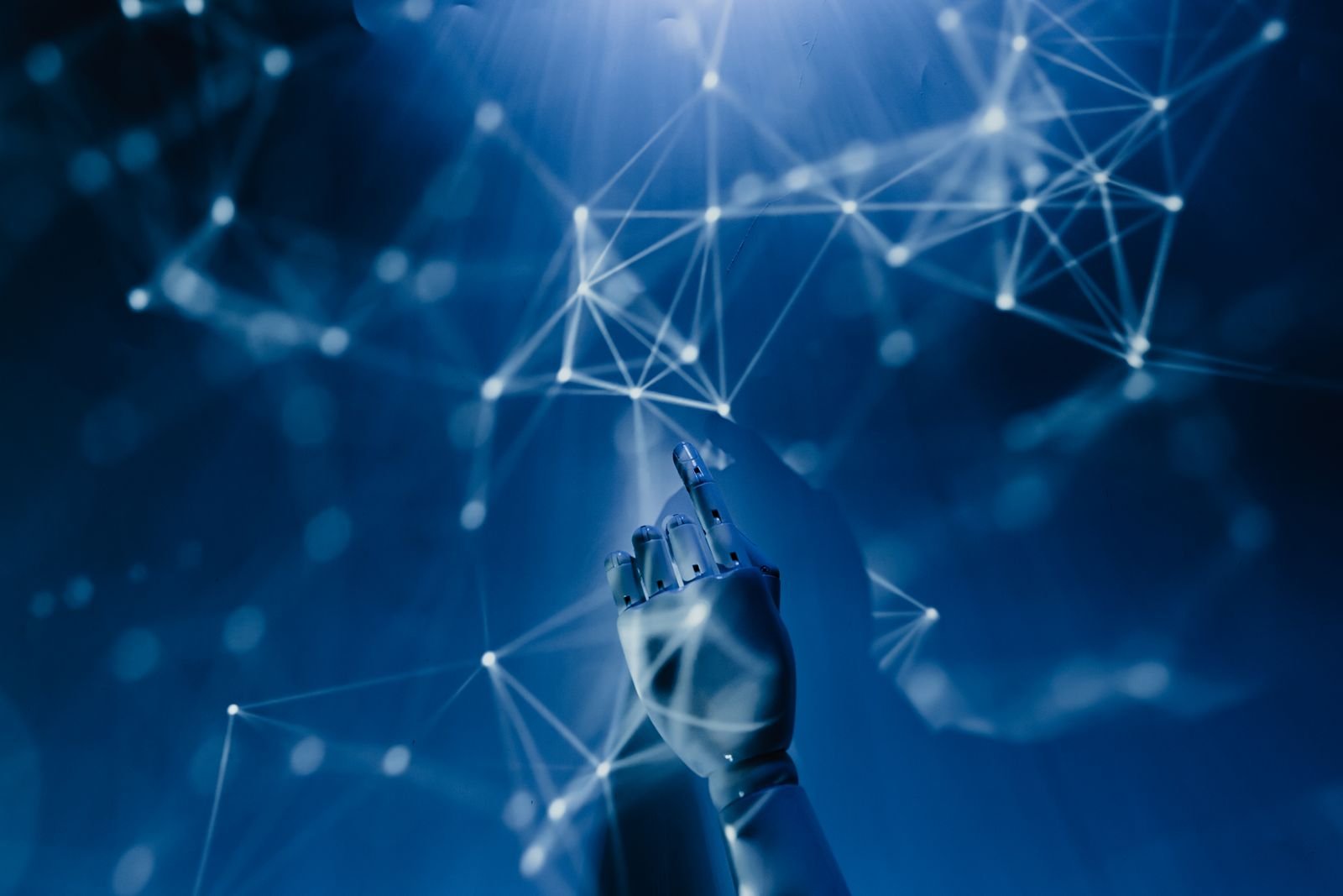 Main robotique connectée à un réseau numérique représentant les modèles d'IA à usage général