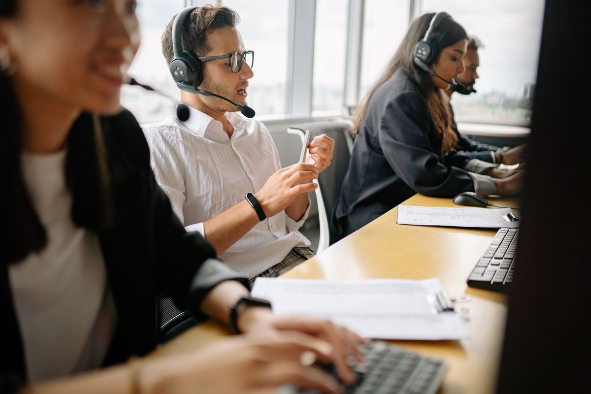 Agent de centre de contact avec casque, illustration des agents vocaux IA