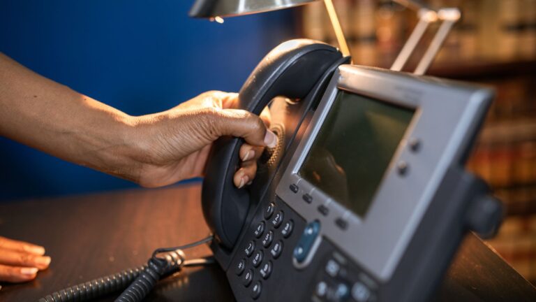 Alternatives à Limova : comparatif des standards téléphoniques IA pour PME